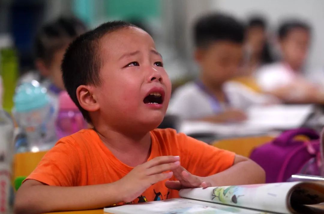 武汉开学第一天，孩子们让人啼笑皆非……看完却瞬间泪目