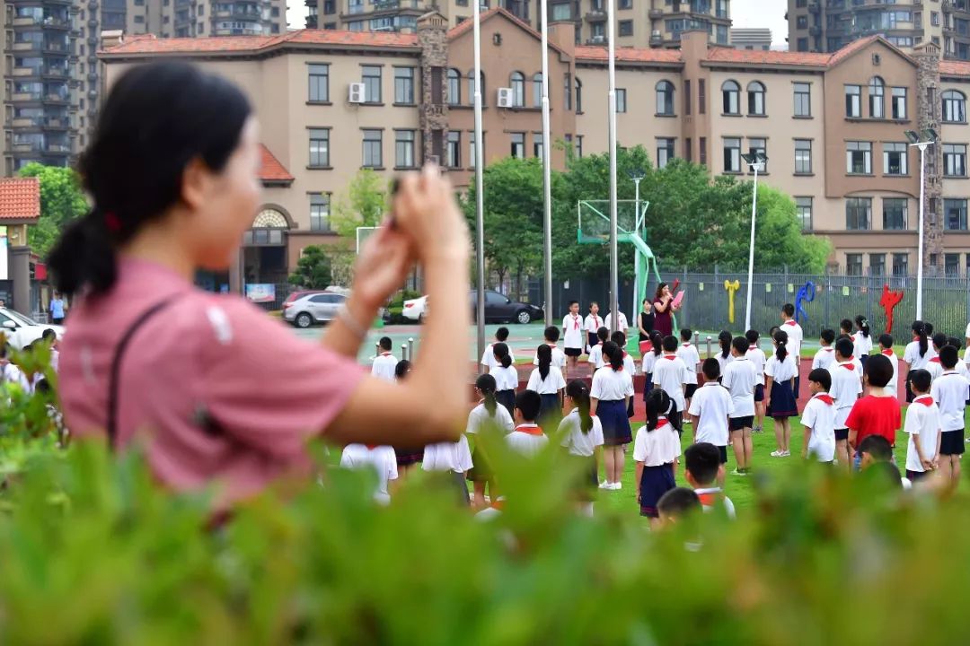 武汉开学第一天，孩子们让人啼笑皆非……看完却瞬间泪目