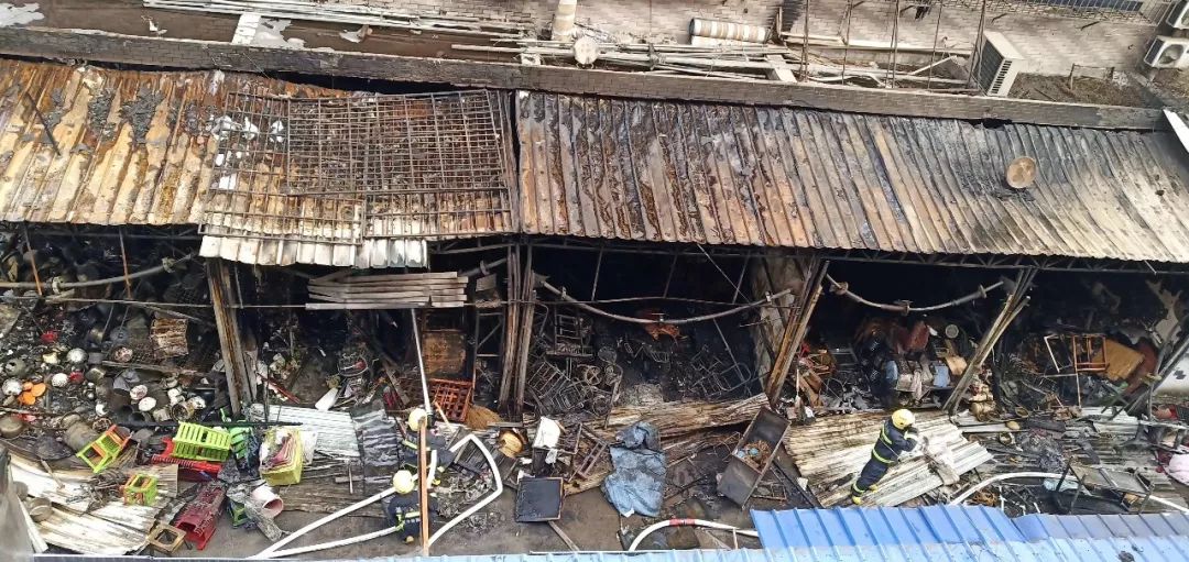 视频！凌晨，长沙四方坪一杂货铺突发大火，损失严重！