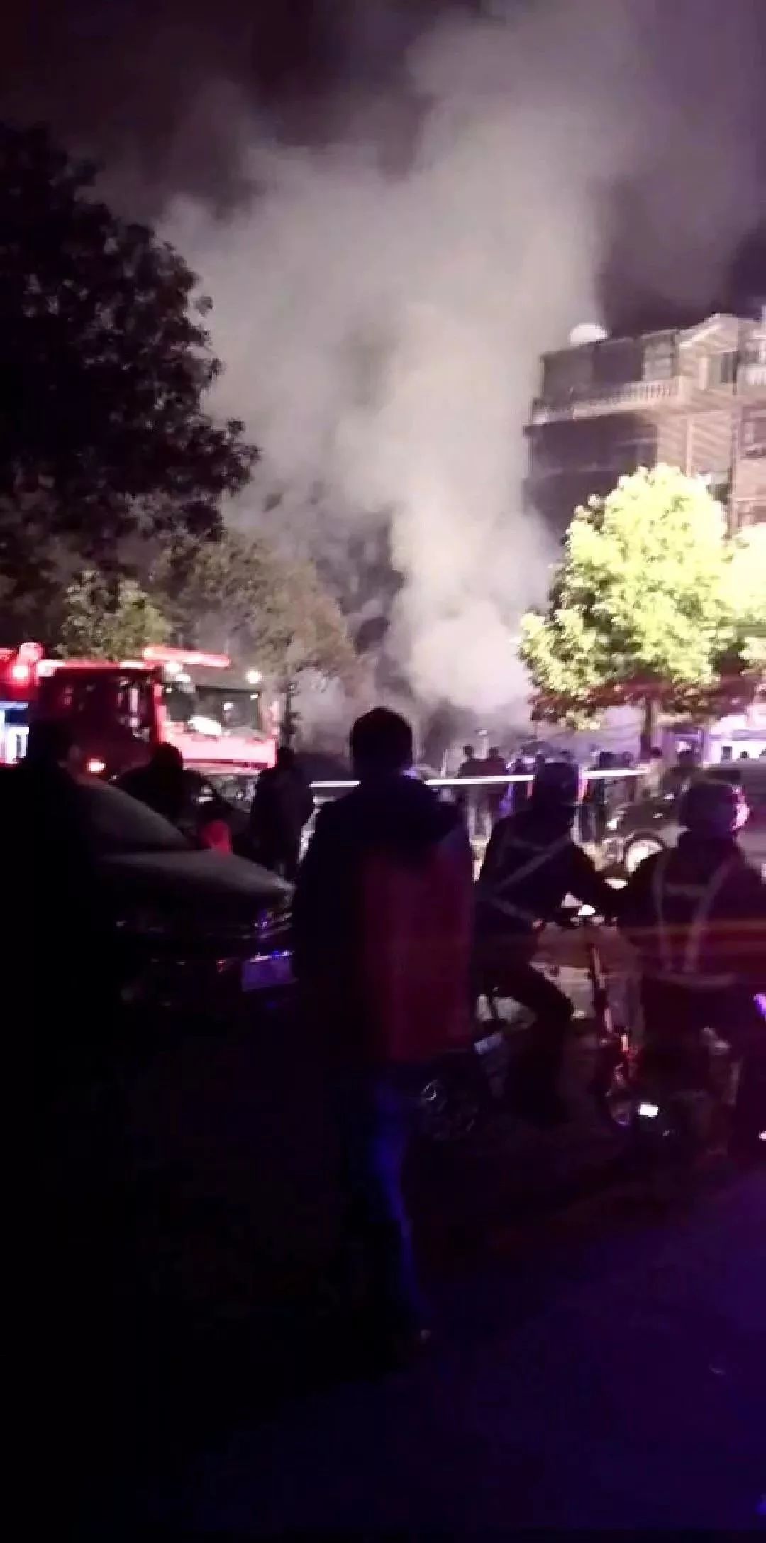 视频！凌晨，长沙四方坪一杂货铺突发大火，损失严重！