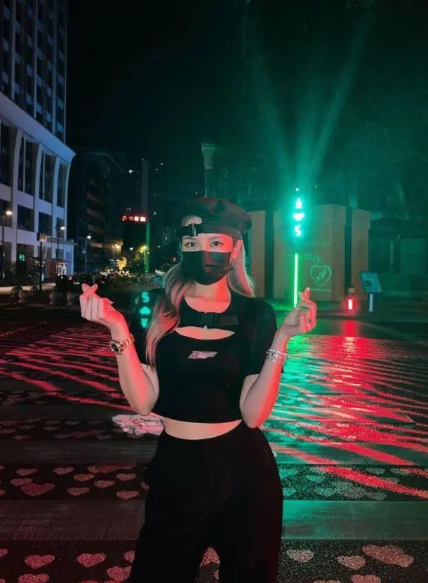 罗志祥前女友周扬青有新欢?获神秘帅哥搂肩撑伞，男方开800万豪车接送!