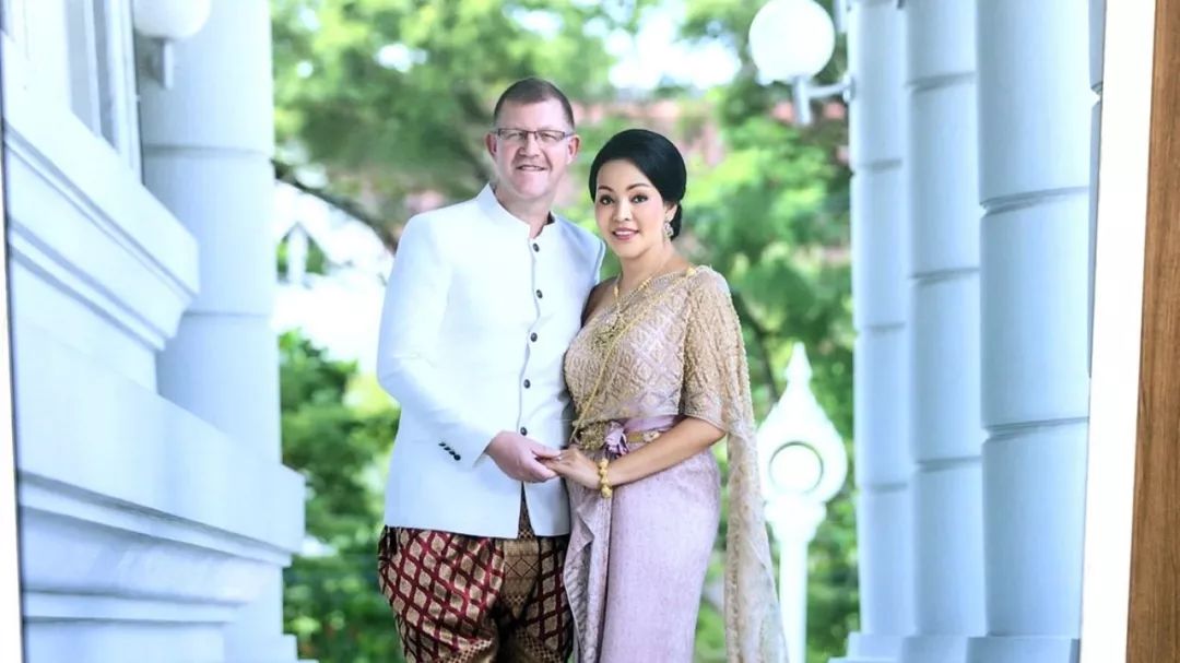 社会丨一定是真爱！49岁泰国变性女子嫁给丹麦公职人员