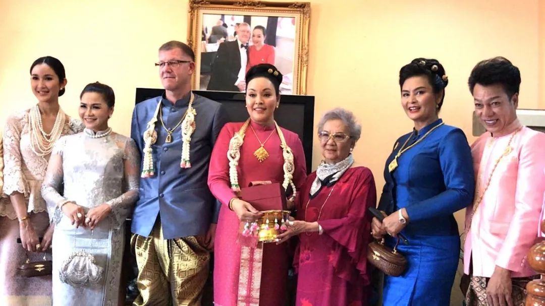 社会丨一定是真爱！49岁泰国变性女子嫁给丹麦公职人员