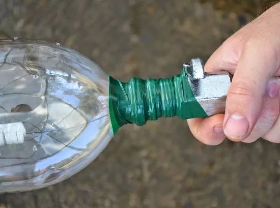 将废弃的塑料瓶改造成自动喷水器，只需搭配一些软管和胶带