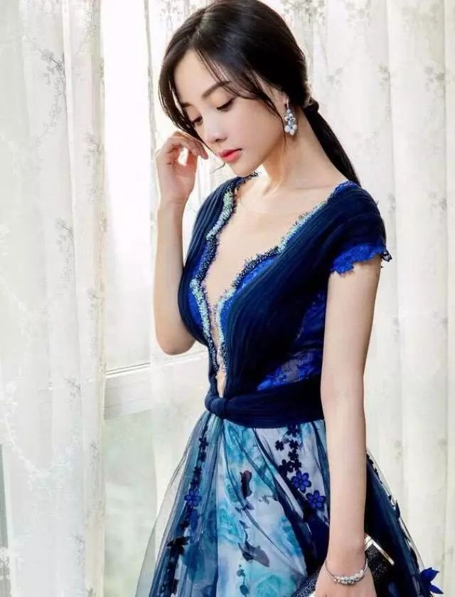 李小璐身穿蓝色短裙亮相，没想到坐下瞬间就后悔，原来是骑在马上