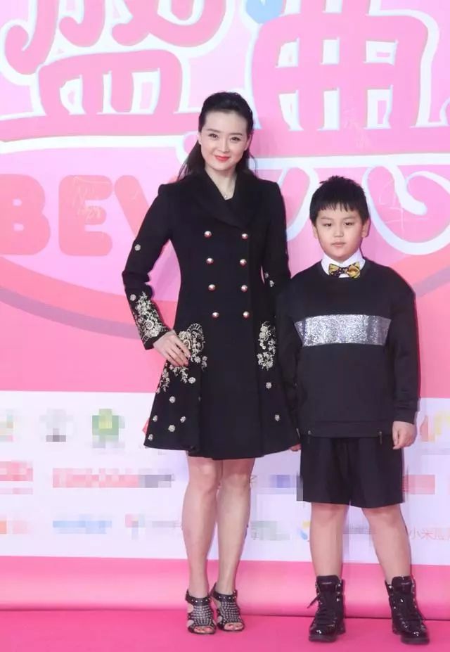 44岁王艳也太年轻了吧，与儿子合体拍写真竟像姐弟？