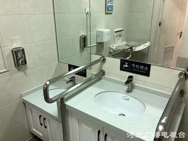 石家庄市火车站增加新设备！上厕所没带纸？刷脸就行！