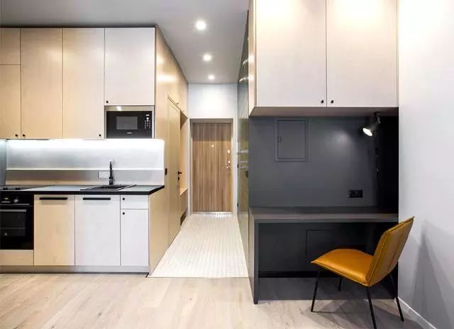 40平米的小公寓，高冷酷感，墨绿色沙发太喜欢了