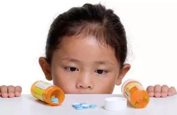 3岁男童误服降压药到医院洗胃！不要再以“糖果”名义骗孩子服药了