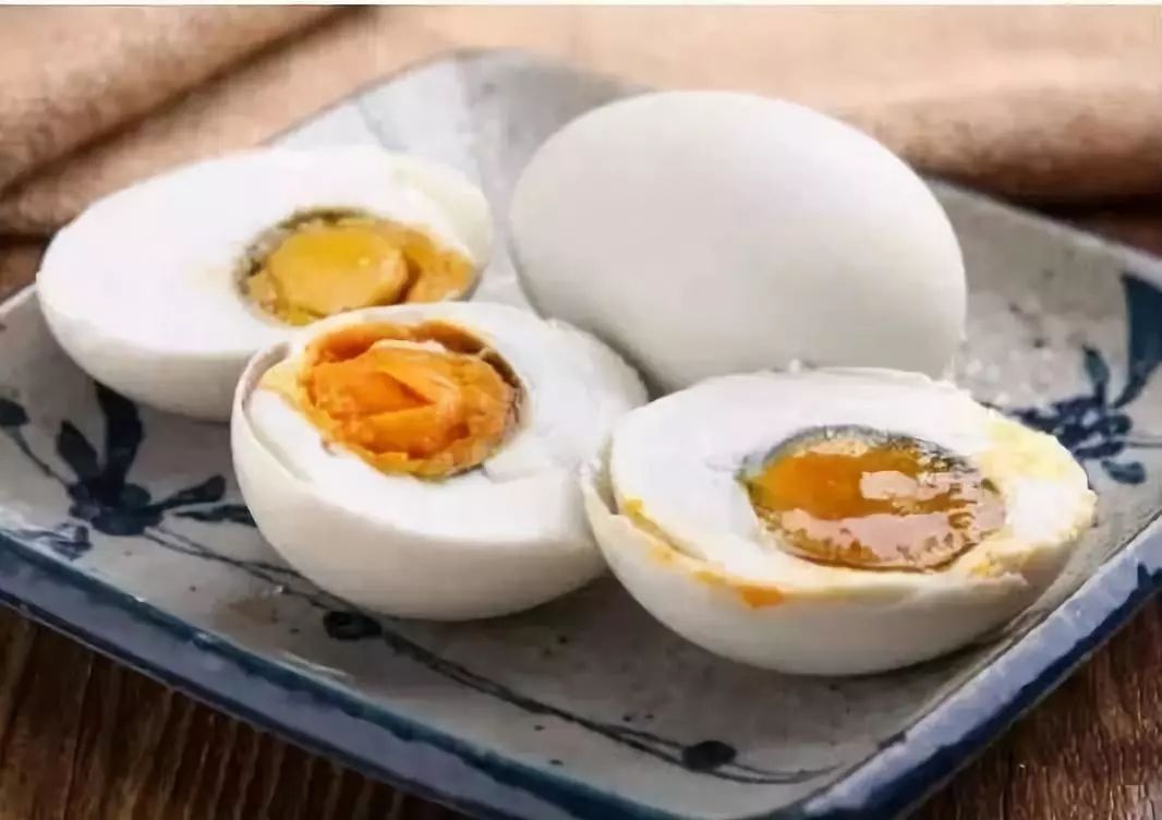 咸鸭蛋能不能吃？吃了这么多年的咸鸭蛋，你吃对了吗？