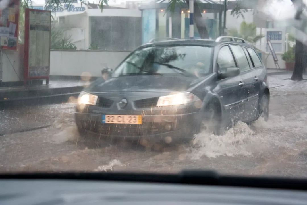 都说SUV安全，但雨天如果不注意这几点，危险系数高200%！