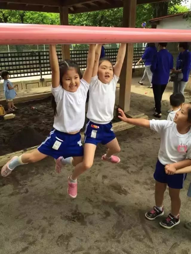 ..幼儿园“变态”身体素质课！中国幼儿园一个都做不来？侧空翻、倒立行走、十级跳箱.....