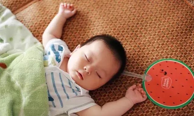 7个半月大男婴睡眠中猝死：这个睡觉动作有风险，家长要注意！