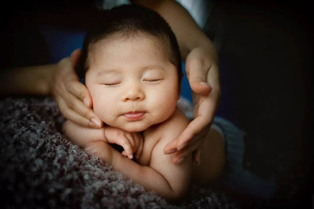 7个半月大男婴睡眠中猝死：这个睡觉动作有风险，家长要注意！