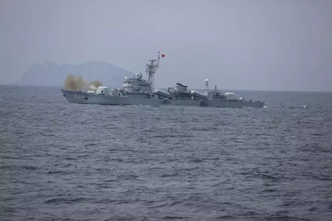 美俄海军的沙包舰，为航母挡导弹义不容辞，一声令下撞向不速之客
