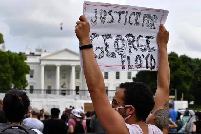 美媒：示威者聚集白宫外时，特朗普曾被短暂带到白宫地下掩体