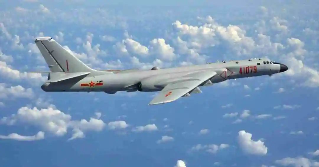 解放军被“碰瓷”！外媒炒作“中国军机模拟攻击美航母”，中国专家提出关键问题