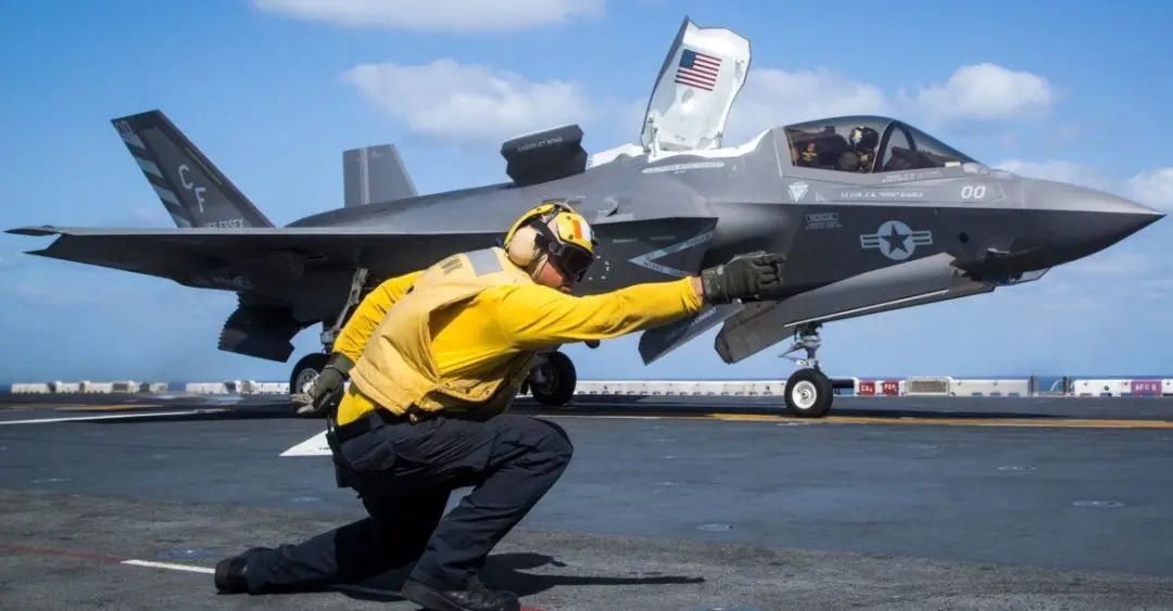 美媒：美军准航母携F-35战机抵达中东，可随时开赴霍尔木兹海峡