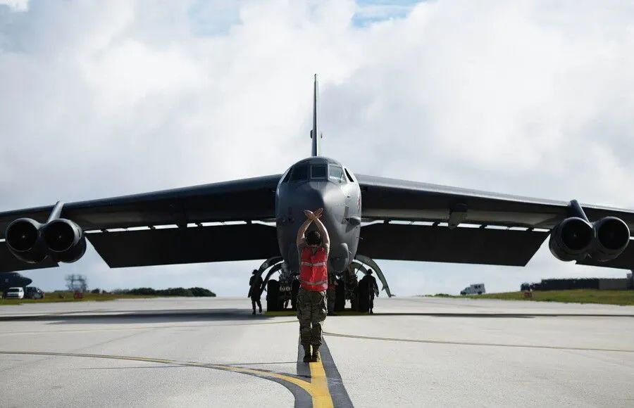 美军4架B-52战略轰炸机飞抵关岛 美媒起哄：就在南海附近