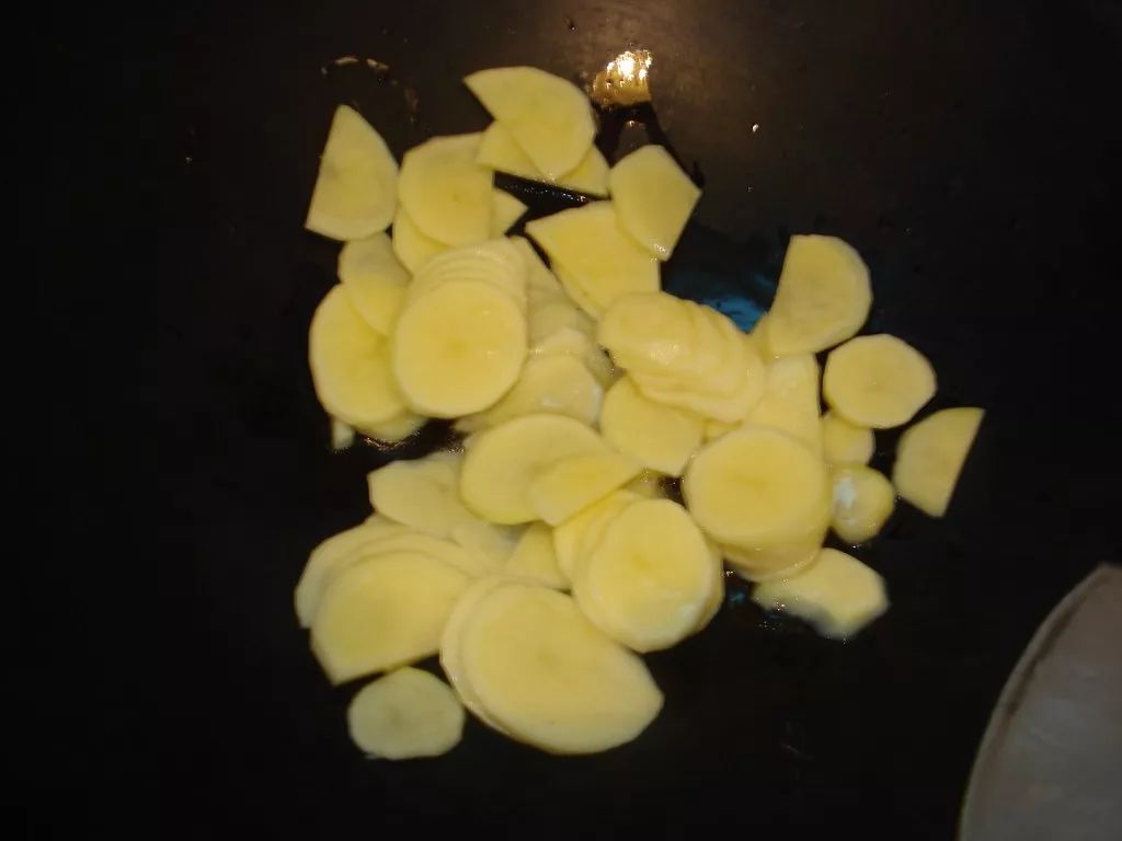 柿子椒炒土豆片，好吃又不腻