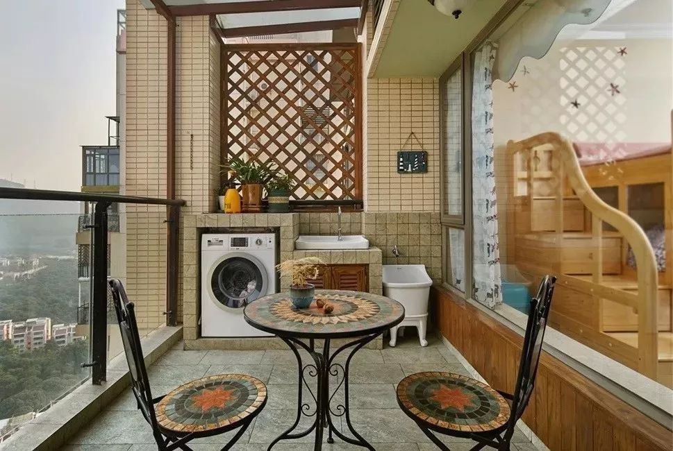 洗衣机放卫生间，还是阳台好？这样设计实用又美观