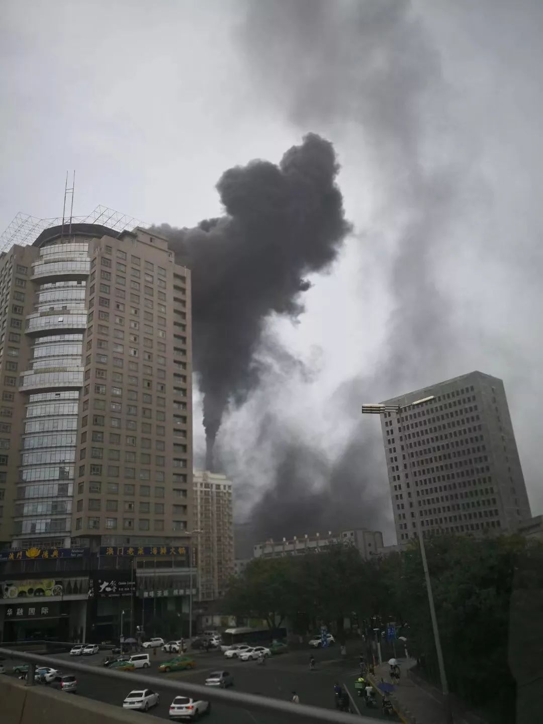 突发！西安南二环一热力公司烟囱爆炸起火！（直播视频）