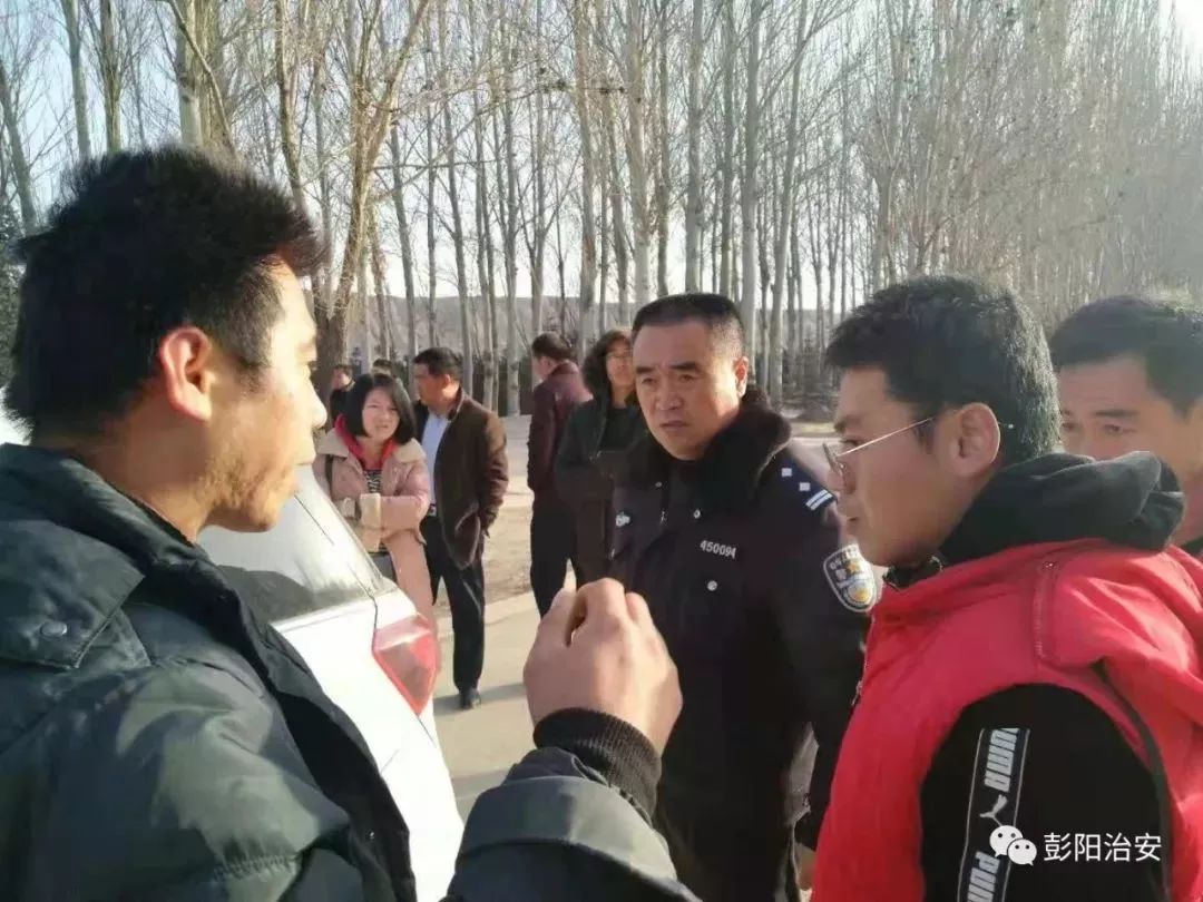 彭阳男子跑“黑车”被举报，强行离开撞上两车，被拘留！