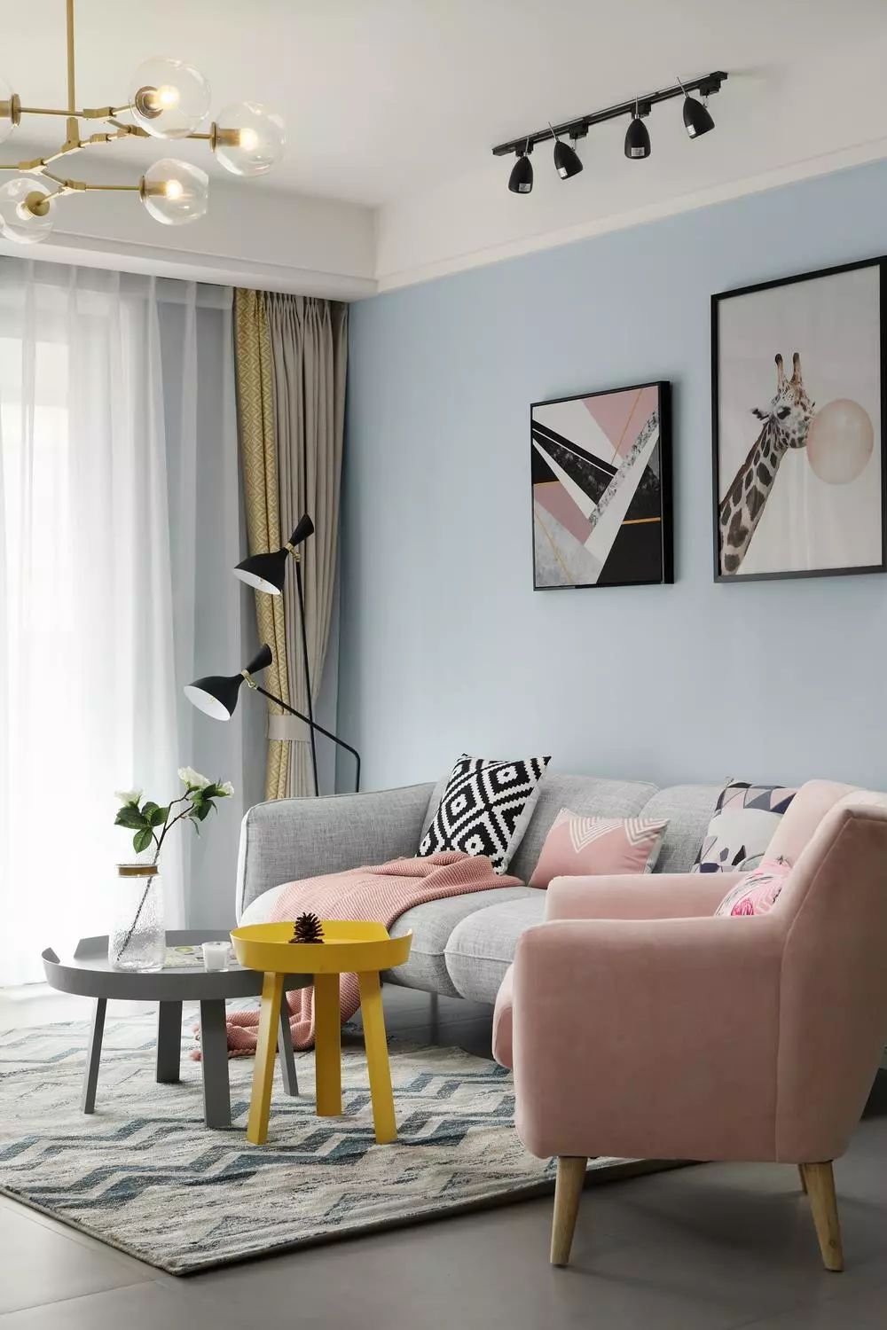 纯白+浅蓝+柔粉！这套140㎡北欧风真心漂亮，客厅是我的最爱！
