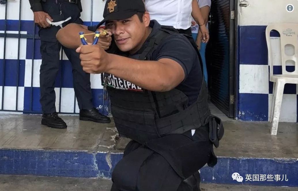 不给拿枪，你们去玩儿弹弓吧！墨西哥太多警察没通过测试，全乱了！