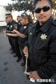 不给拿枪，你们去玩儿弹弓吧！墨西哥太多警察没通过测试，全乱了！
