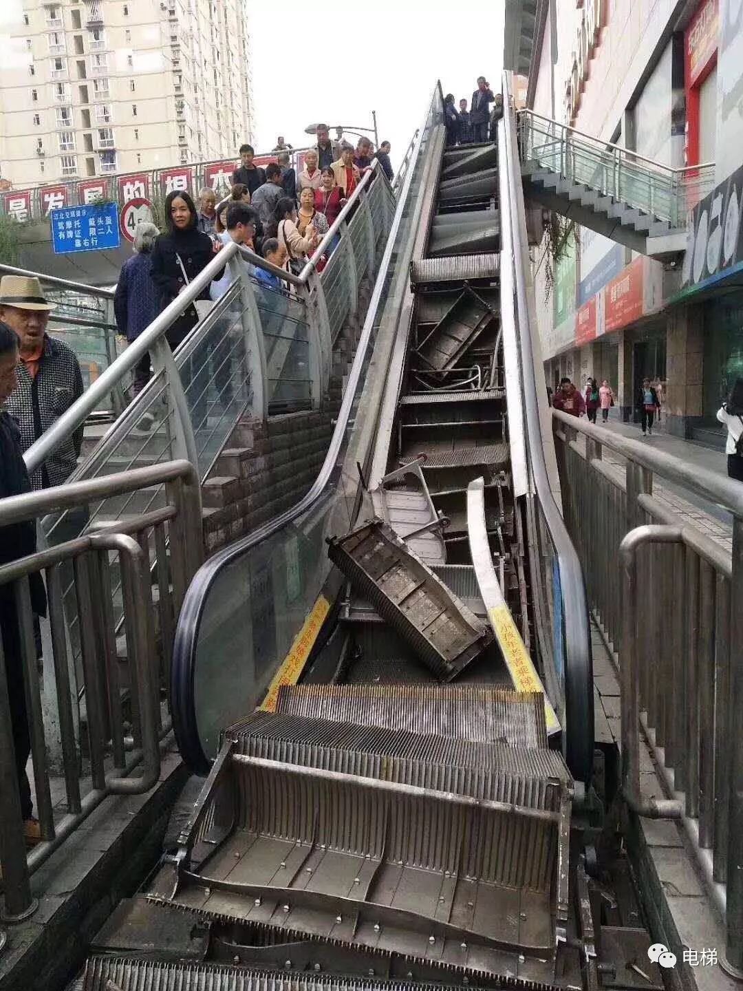 吓人！重庆一自动扶梯行驶中突然自爆！（含现场视频）