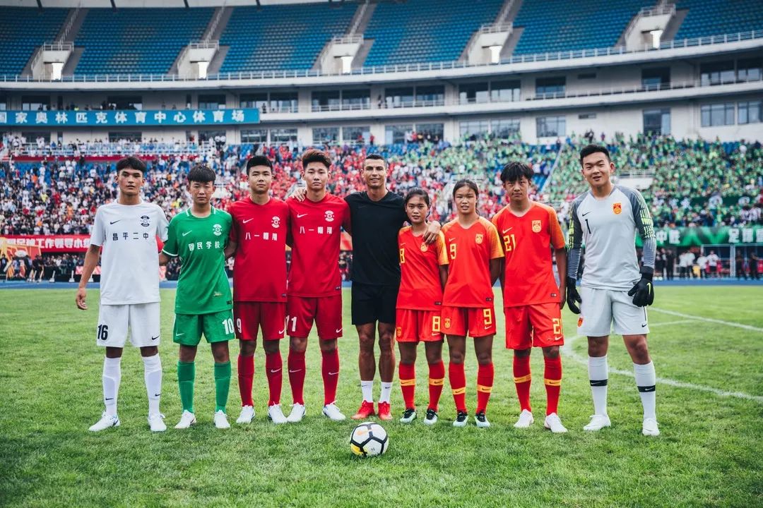 C罗现身耐克校园足球联赛决赛 激励中国足球少年无畏追梦