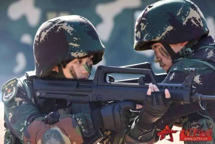 中国女兵40秒25个引体向上，这体能是什么概念？！