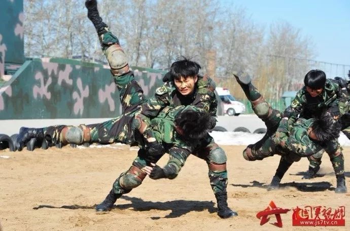 40秒25个引体向上，中国女兵你敢挑战吗？