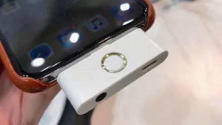 华强北推出iPhone X新配件，既可以指纹识别，又能听歌充电！