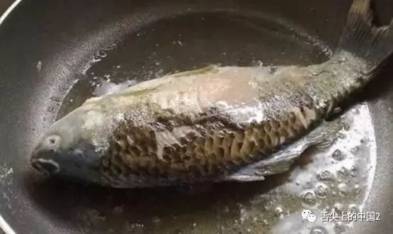 煎鱼不是粘锅就是掉皮？学会这几步，包你煎的鱼上桌被抢光！