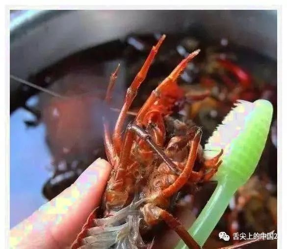 小龙虾太脏？教你一招清洗方式，30秒搞定一只虾！