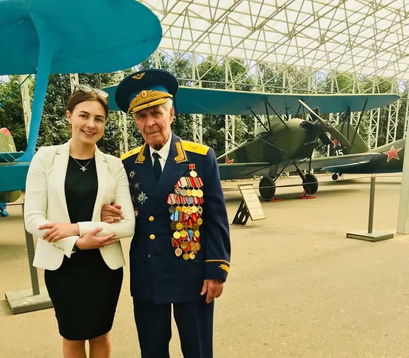 俄将军女儿成美女记者，来中国采访两栖登陆，打枪坐坦克一点不怂