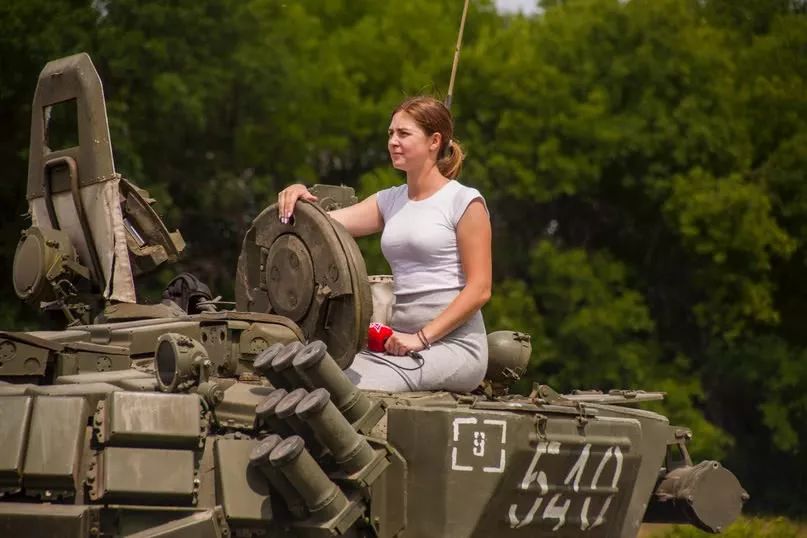 俄将军女儿成美女记者，来中国采访两栖登陆，打枪坐坦克一点不怂
