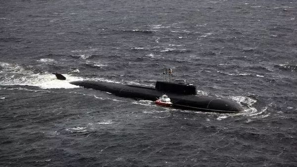 小艇出海遇大风暴，紧急求救后居然等来一艘2.4万吨“核黑鱼”