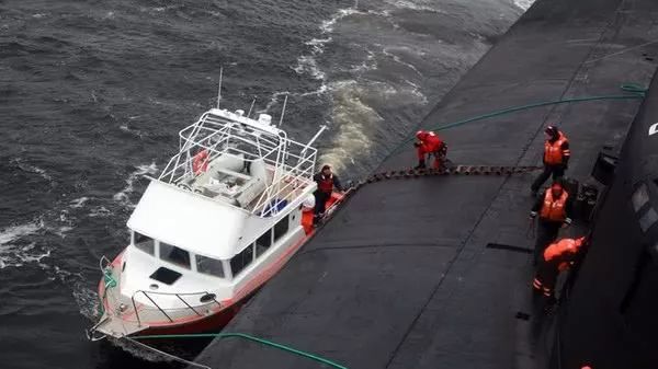 小艇出海遇大风暴，紧急求救后居然等来一艘2.4万吨“核黑鱼”