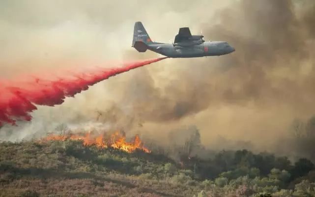 美国11州百起森林大火烧得停不下来，世界最大超级灭火机也没辙