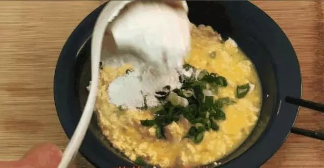 2元钱豆腐和2个鸡蛋放一起，勺子压一压，3分钟解决全家人早餐