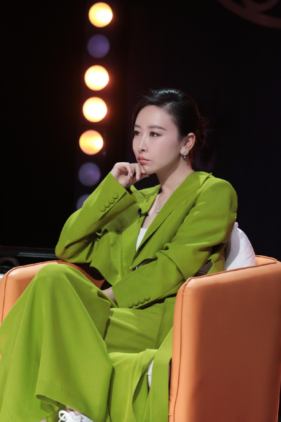 她在《听姐说》里的样子，是女演员的第三种姿态