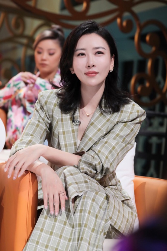 她在《听姐说》里的样子，是女演员的第三种姿态