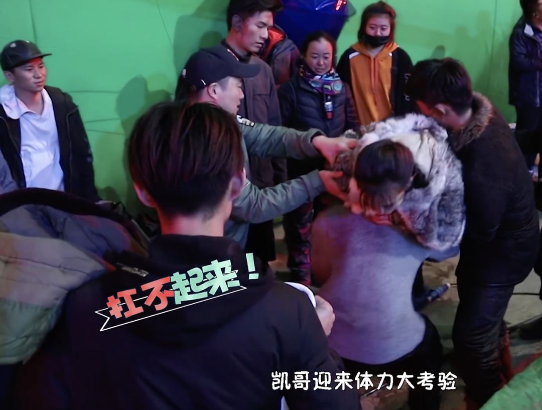 王俊凯抱女生时没力气，看到小凯的手，粉丝明白了原因