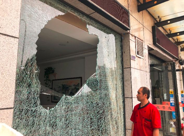 “呯”的几声！西安一条街4家饭馆全被击碎玻璃，正吃饭的食客们吓懵了