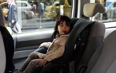 妈妈一个拐弯，西安1岁半男童后座磕断舌头，还敢让娃这样坐车吗？
