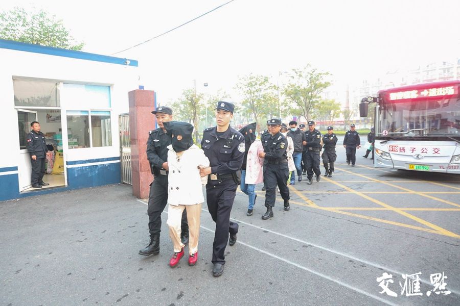 【头条】南京警方捣毁102个..窝点，南京..人员超万人 揭“连锁经营”背后的秘密