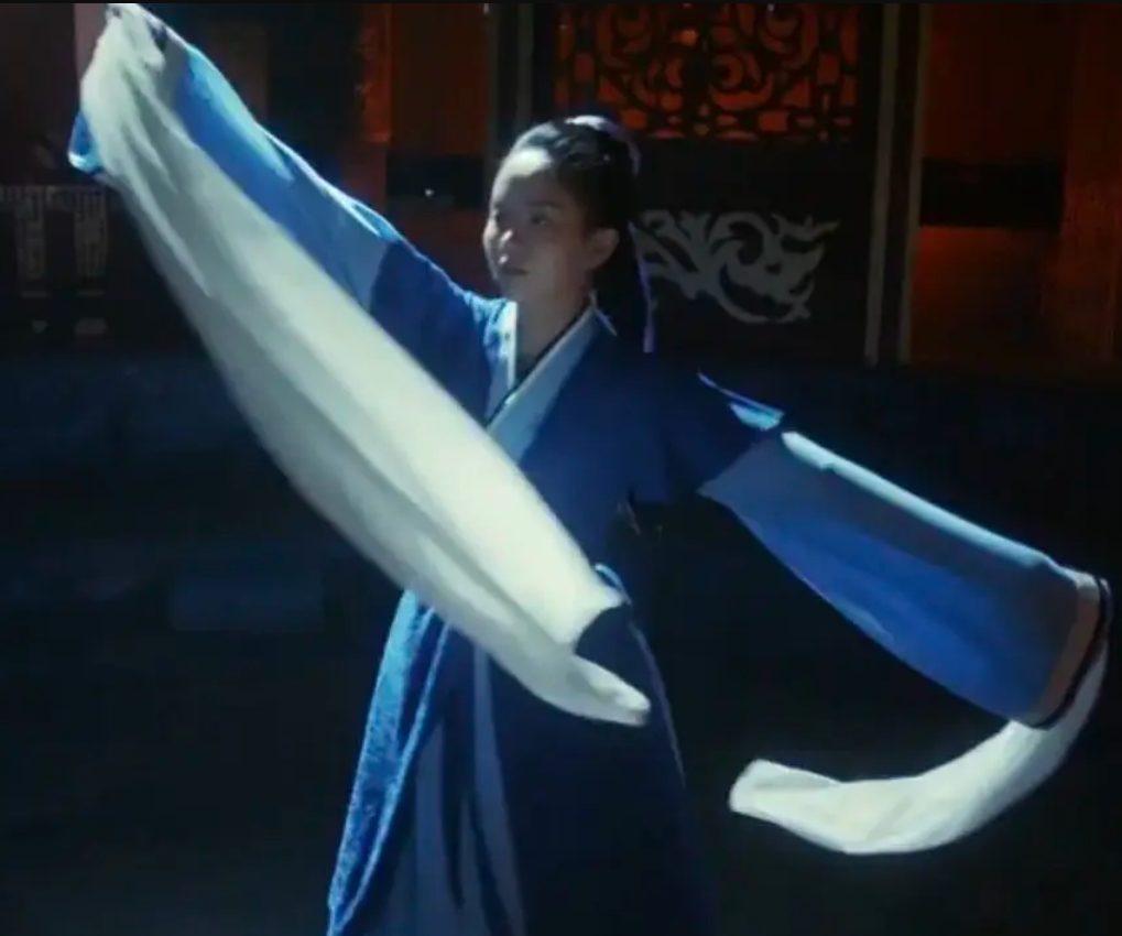 韩国当红小花肿成胖头鱼，颜值崩塌被骂活该，谁让她出演抄袭剧